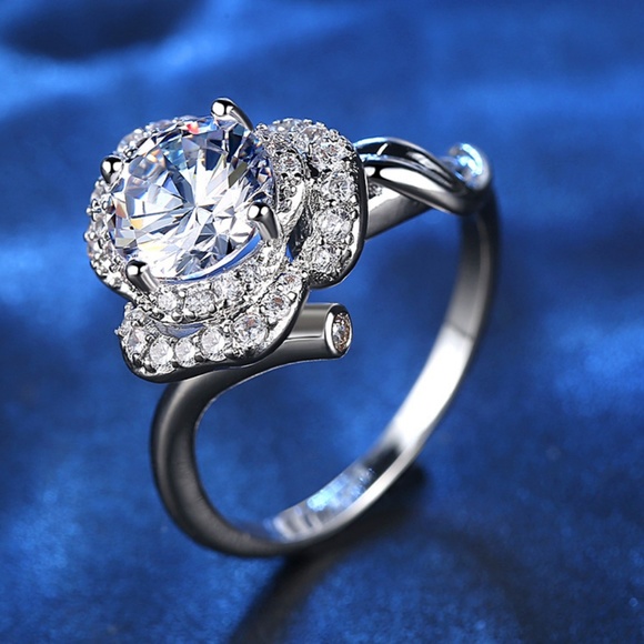 Jewelry - NEW 18K White Gold Diamond Rose Flower Ring